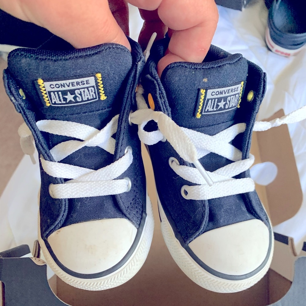 Size 7 converse shoe